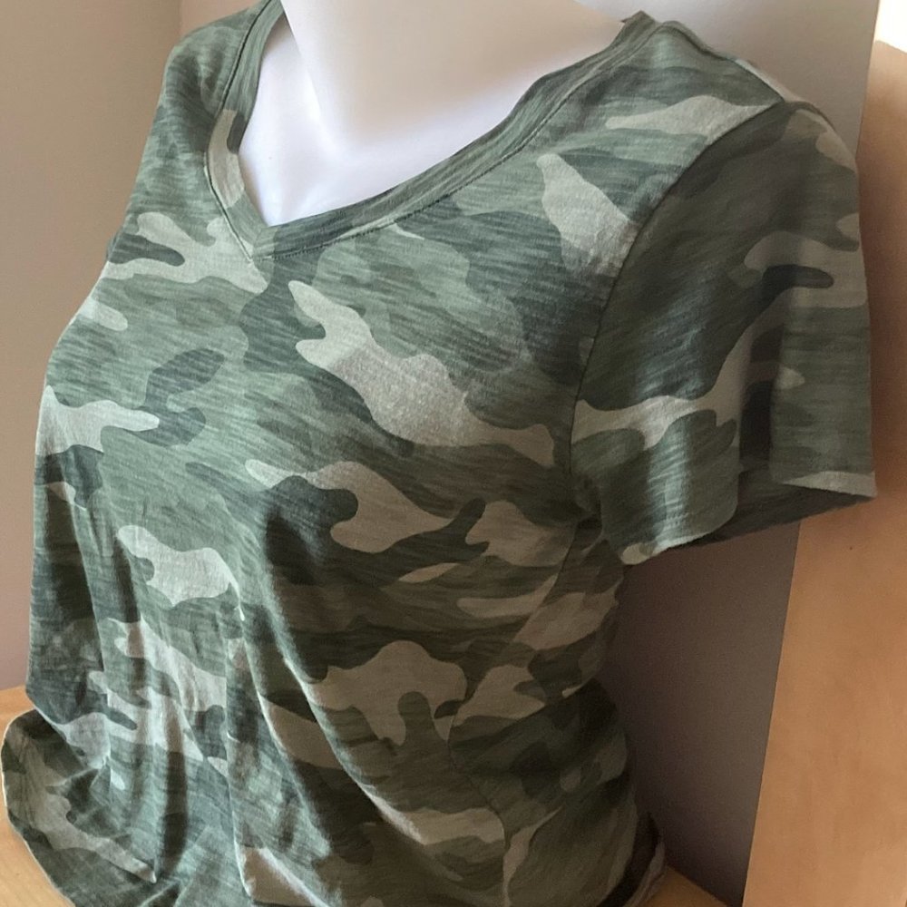 Old Navy EveryWear Camo Green V-Neck Short Sleeve Shirt